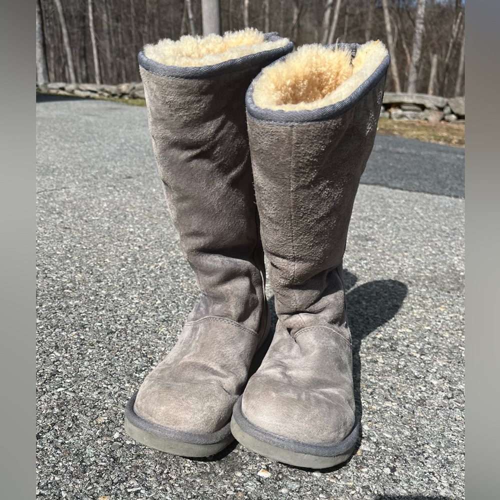UGG Knightsbridge Grey mid calf Suede boots with cream fur lining